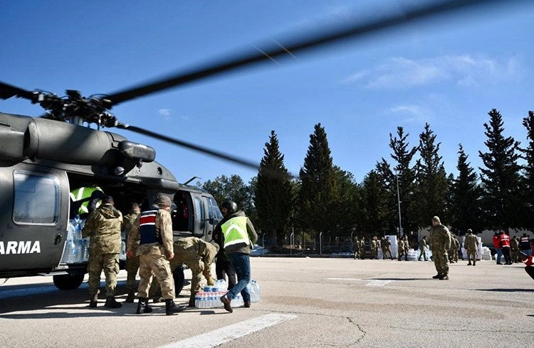Askeri helikopterle yardım malzemesi ulaştırılmaya devam ediyor Görseli