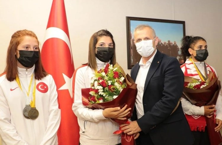 Polonya'dan altınla dönen sporcular Samsun'da çiçeklerle karşılandı Görseli