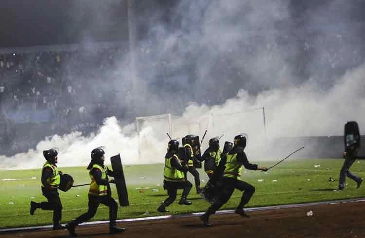 Endonezya'da futbol maçında çıkan izdihamda 129 kişi öldü Görseli