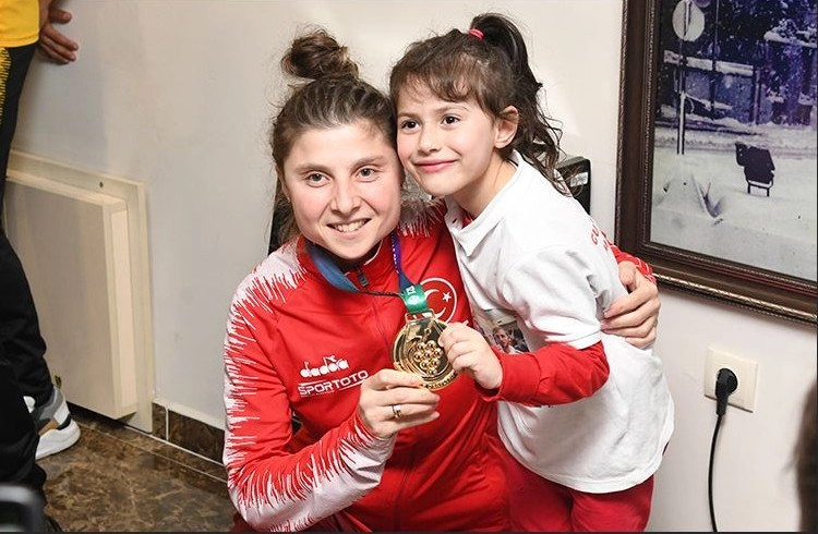 Olimpiyat şampiyonu Merve Yazıcı'ya muhteşem karşılama... Görseli