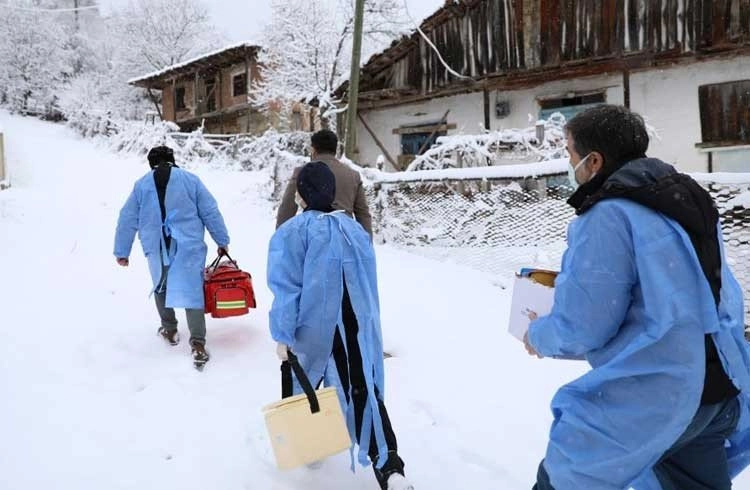 Mobil aşı ekibi, kar ve tipide vatandaşın yanında Görseli