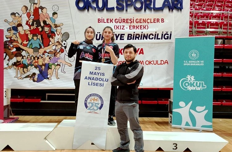 Samsunlu öğrenci Bilek Güreşi Şampiyonası'nda Türkiye birincisi oldu Görseli