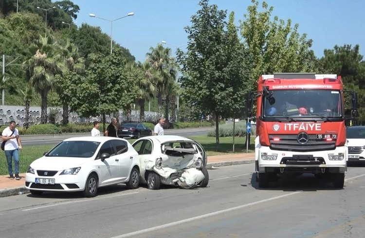 Ekip otosu otomobile çarptı: 3'ü polis 4 yaralı Görseli