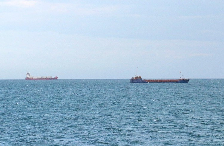 Karadeniz'de kötü hava şartları nedeniyle gemiler Samsun açıklarında bekletiliyor Görseli