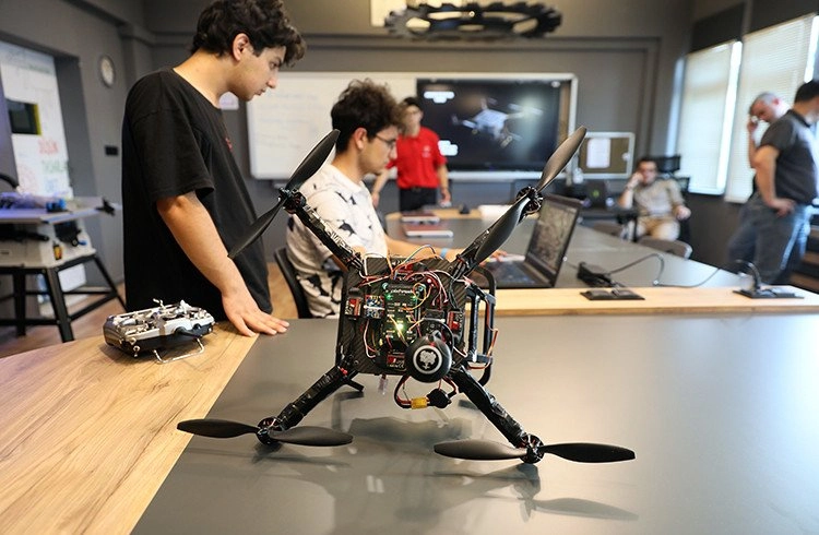 Lise öğrencileri yaptıkları dronla TEKNOFEST'te yarışacak Görseli