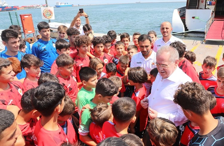 Başkan Demir, futbol altyapı oyuncularıyla bir araya geldi Görseli