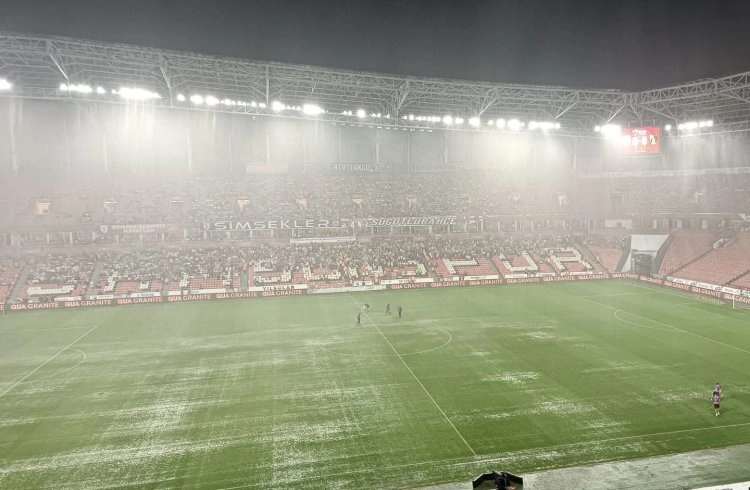 Samsunspor- İstanbulspor maçı yağış nedeniyle ertelendi Görseli