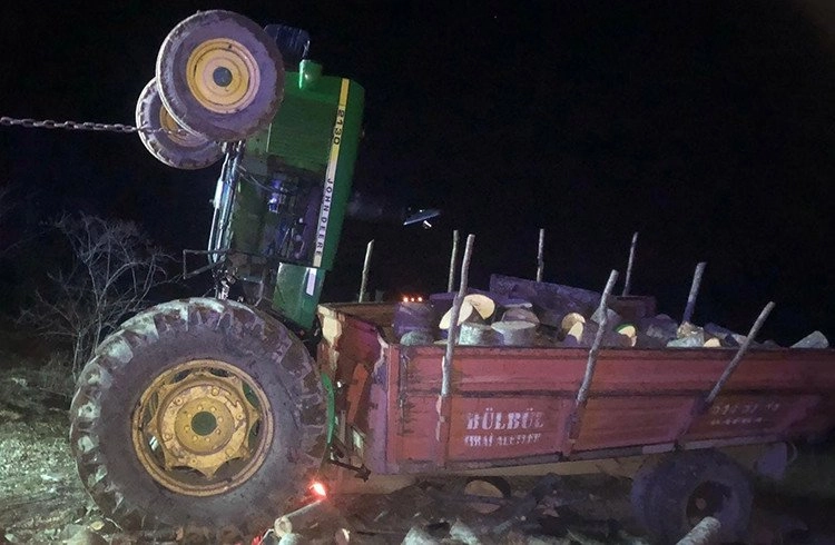 Devrilen traktörün sürücüsü öldü Görseli