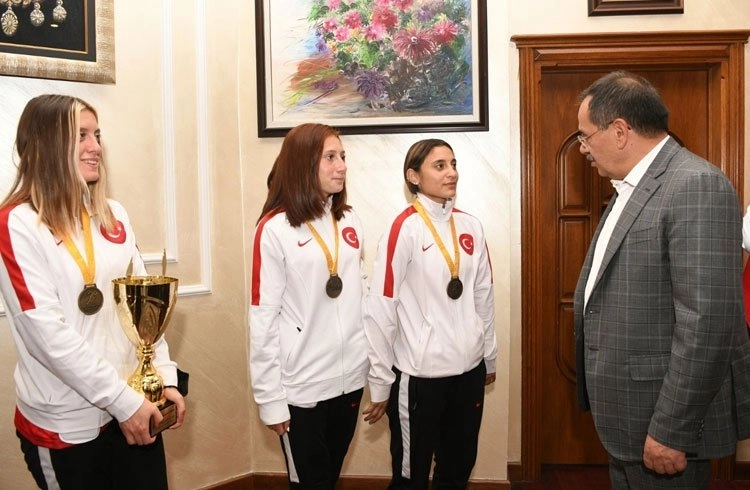Başkan Demir, şampiyonları ağırladı Görseli