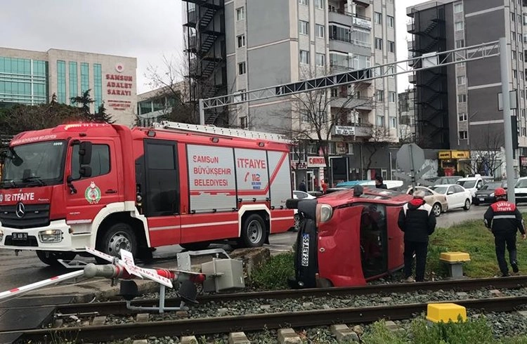 Samsun'da hafif ticari araç demiryoluna devrildi: 1 yaralı Görseli