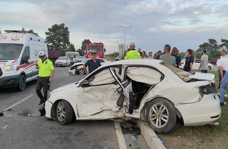 İki otomobil çarpıştı: 1 ölü, 8 yaralı Görseli