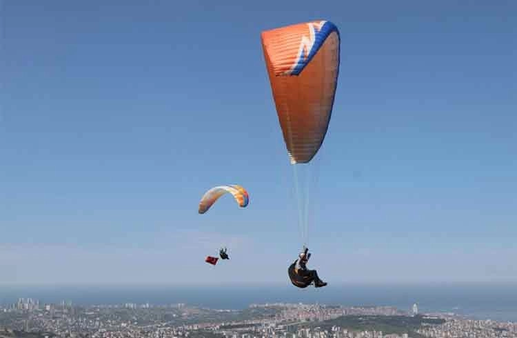 Paraşütçüler gökyüzünü Türk bayraklarıyla süsledi Görseli