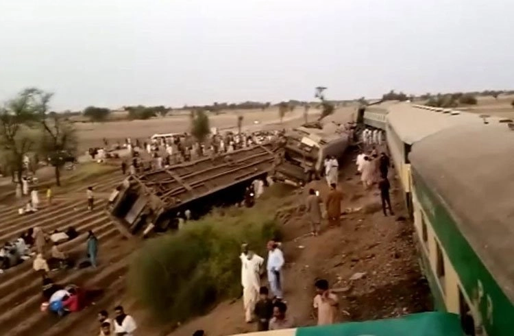 Pakistan'da tren kazası: 30 ölü, 50 yaralı Görseli