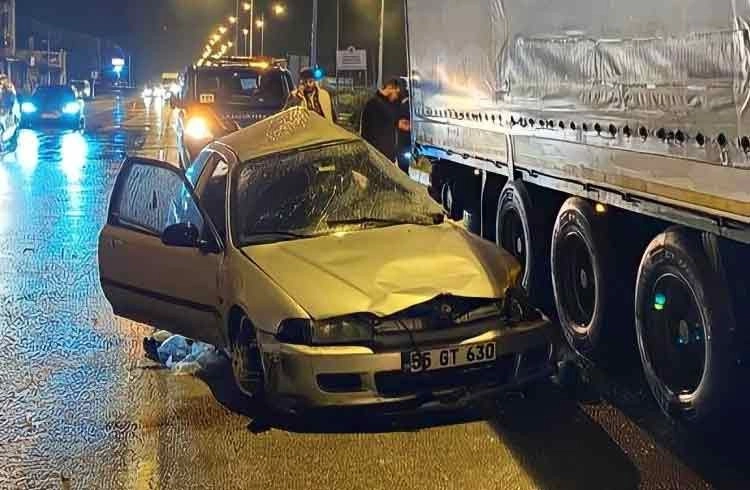 Samsun'da otomobil ile tır çarpıştı: 1 ölü, 1 yaralı Görseli