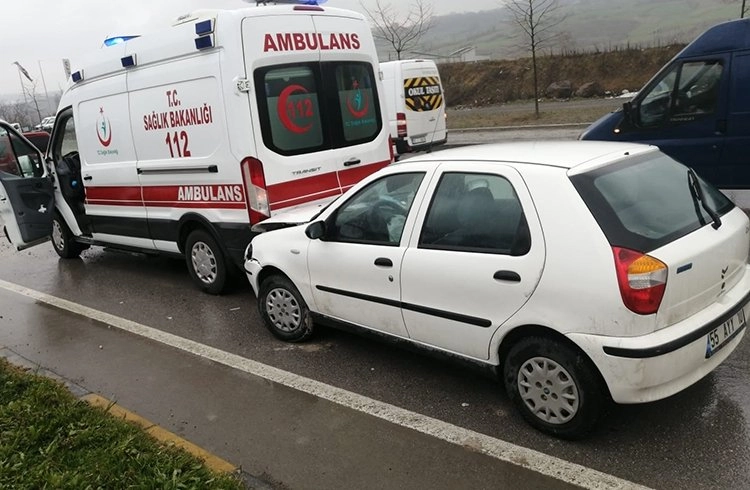 Samsun'da 1'i ambulans 5 aracın karıştığı zincirleme kaza Görseli