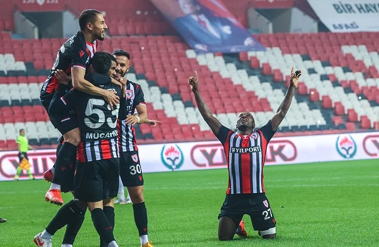 Samsunspor'dan farklı geri dönüş : 4 - 1 Görseli