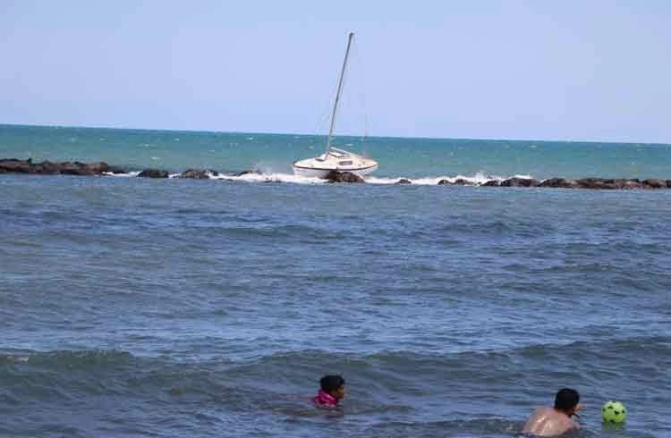 Yelkenli tekne dalgakırana çarptı, 3 kişi ölümden döndü Görseli