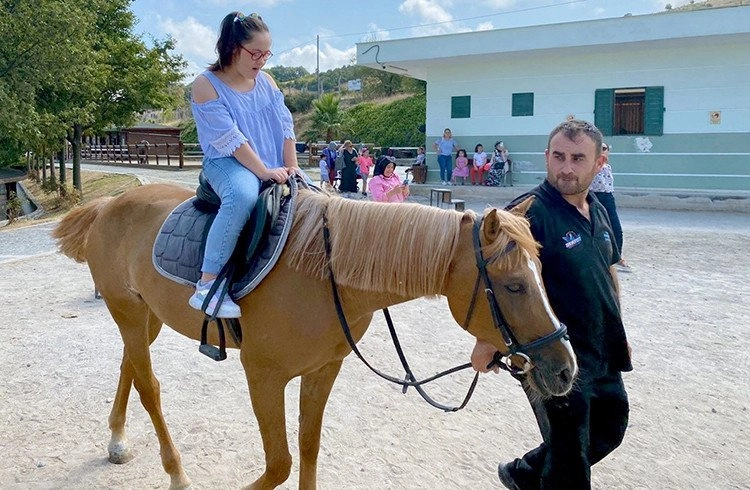 2 bin çocuğa atlı terapi Görseli